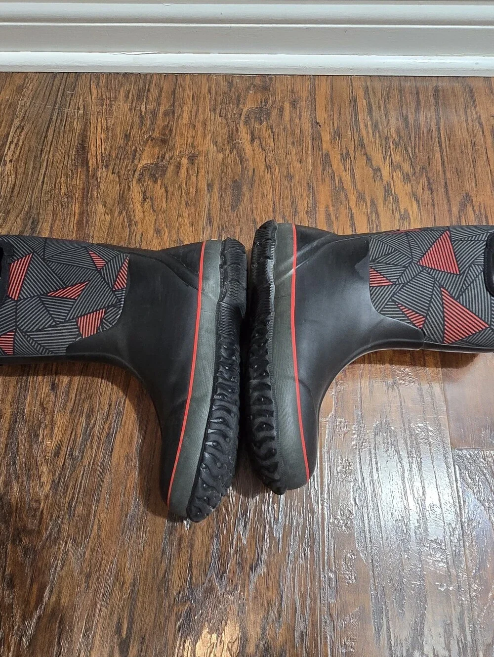 Bogs Classic. Big Geo Youth Boy's Sz 4 Waterproof Boots Tall Rain Snow Red/Black